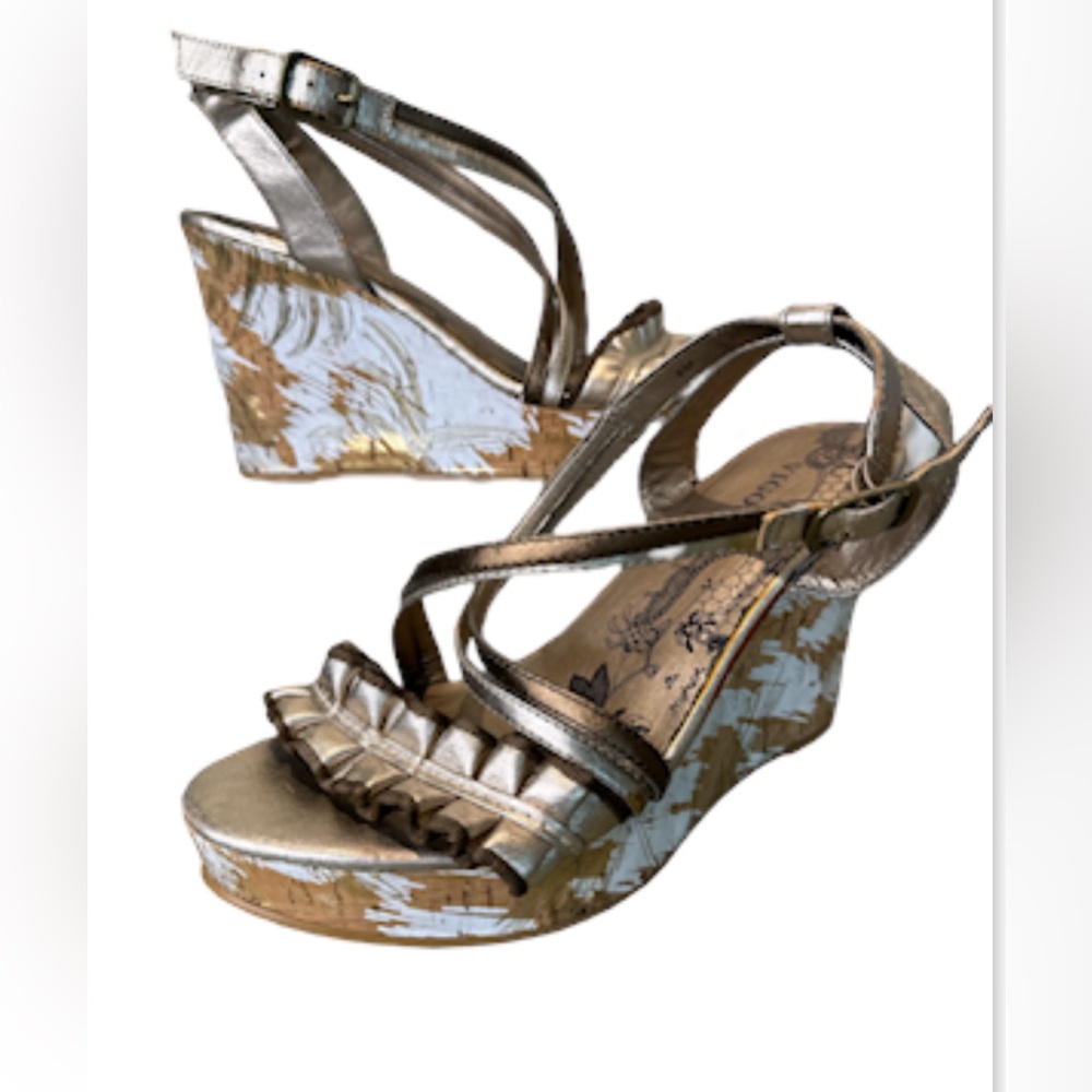 VIGOSS women’s platform Sandles gold size 8m